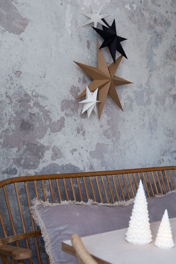 schlichte-weihnachtsdeko-im-fenster