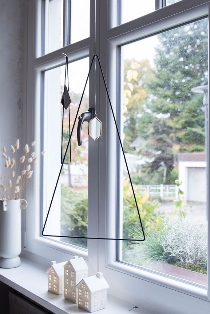 schlichte-weihnachtsdeko-im-fenster
