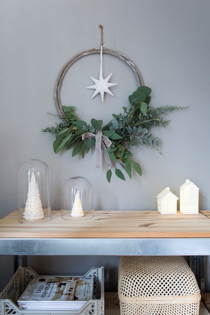 schlichter-eukalyptuskranz-als-weihnachtsdeko