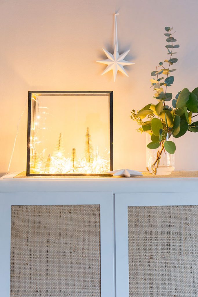 weihnachtsdeko-mit-lichterkette-und-glaskasten