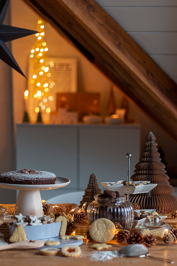 Adventstisch in der Weihnachtsbäckerei
