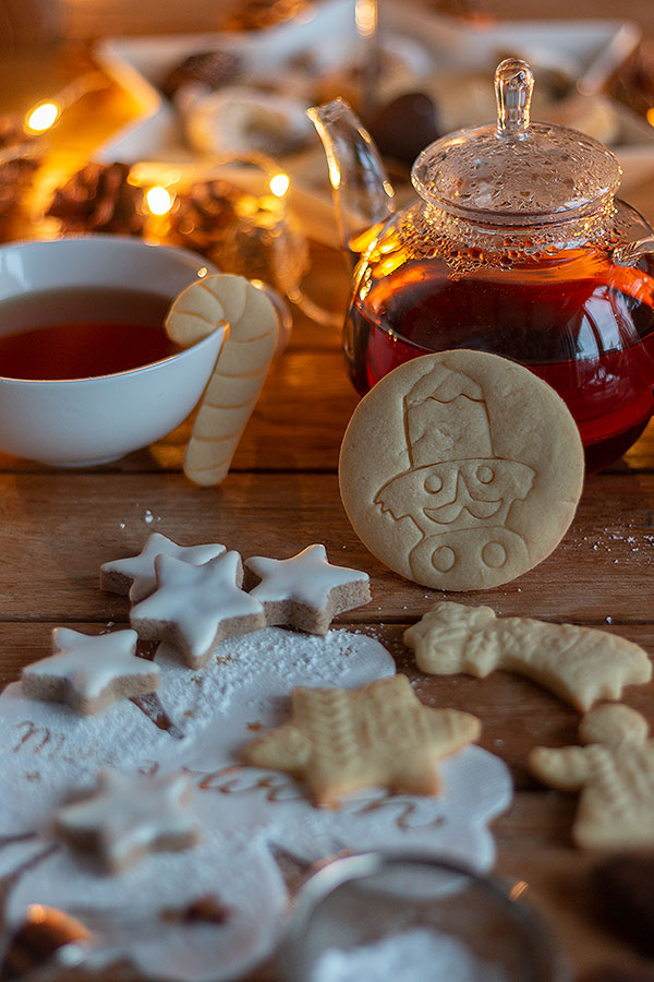 Butterplätzchen und Zimtsterne aus der Weihnachtsbäckerei