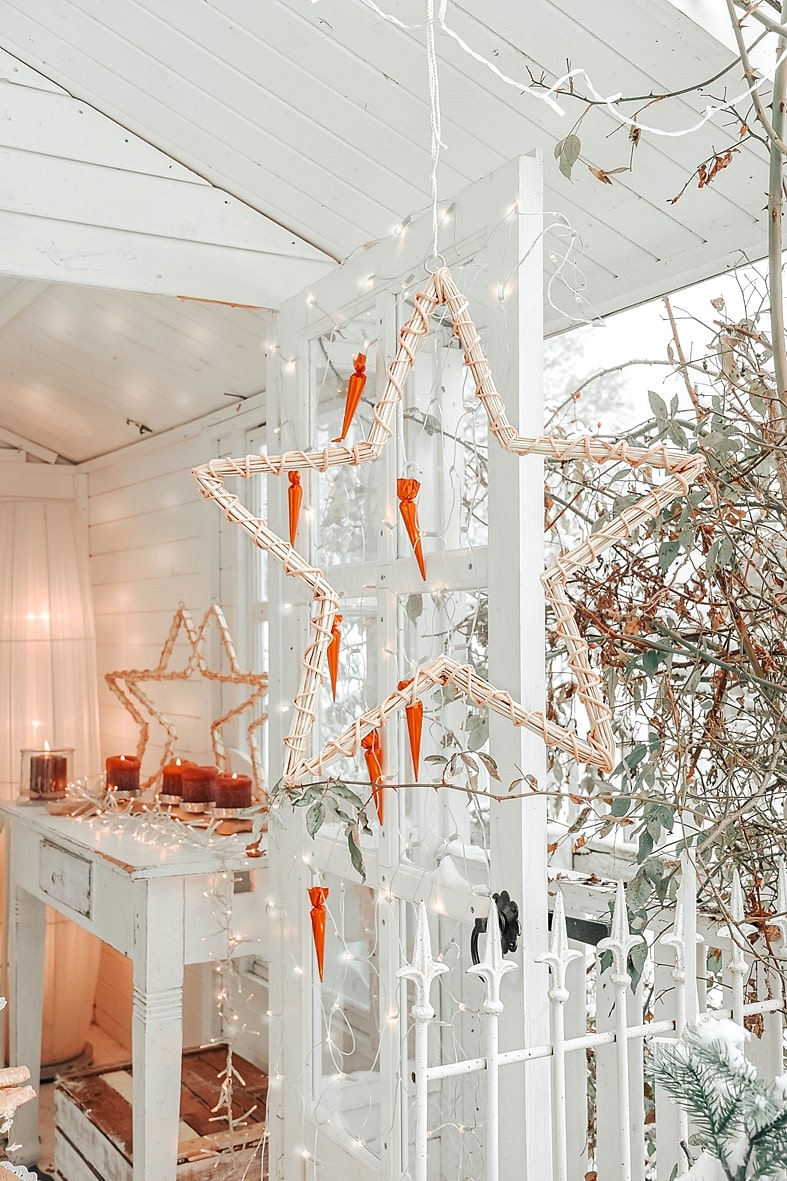 Strohsterne und Lichterketten