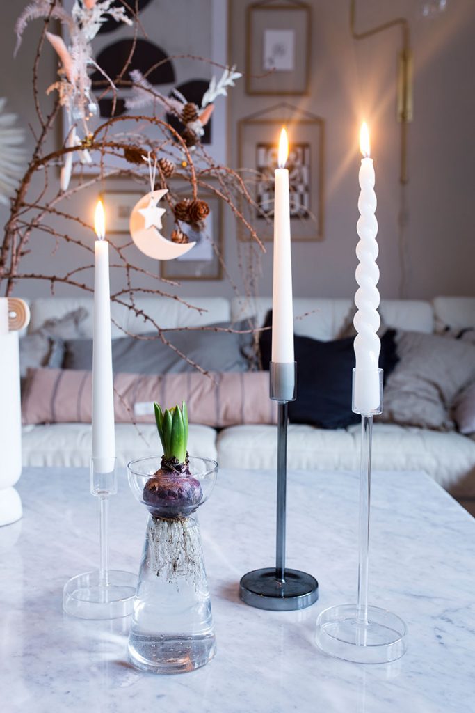winterdekoration-mit-kerzen-und-hyazinthen