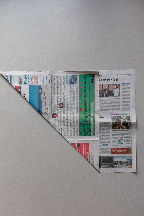 1. Schritt Mülltüten aus Zeitungspapier falten