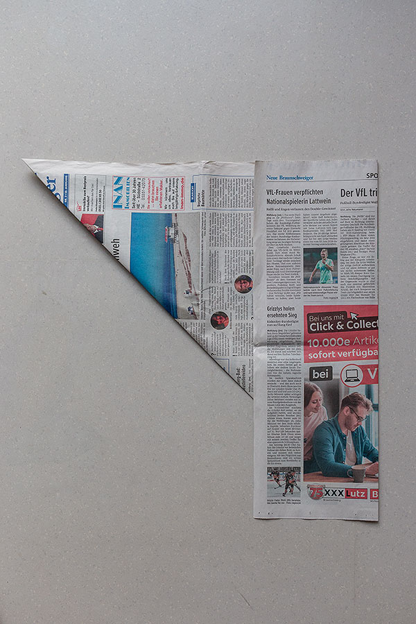 2. Schritt Mülltüten aus Zeitungspapier falten