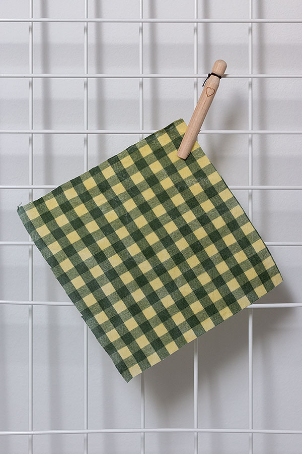 3. Schritt das DIY Bienenwachstuch zum Trocknen aufhängen