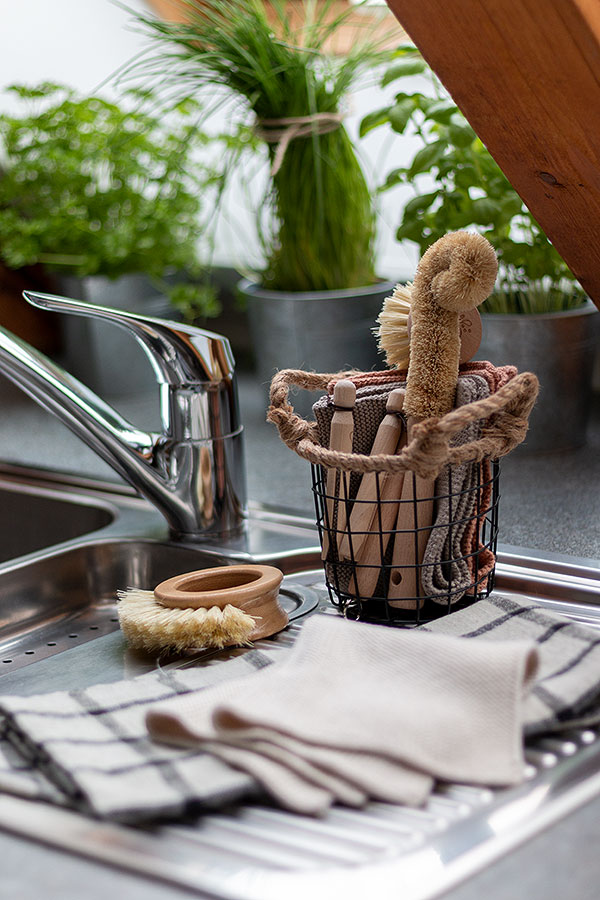 Spülbürsten, wiederverwendbare Spültücher und Geschirrtücher für mehr Nachhaltigkeit in der Küche
