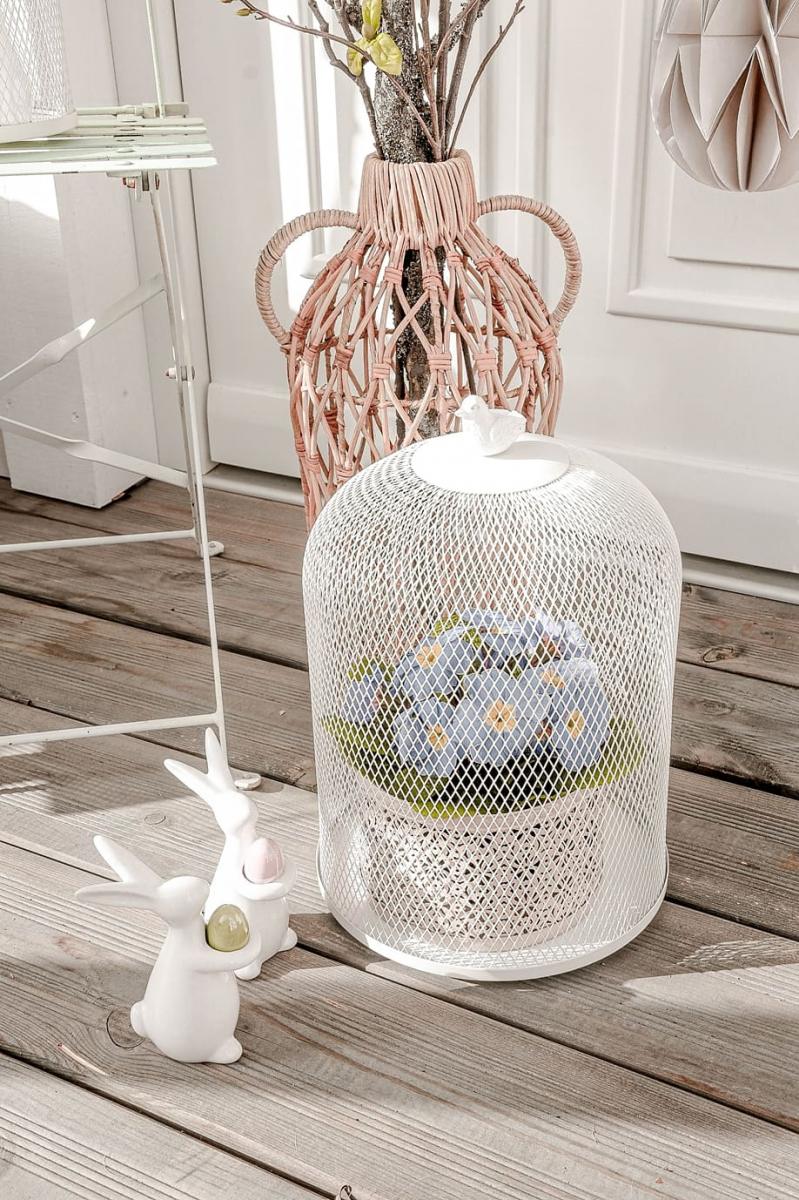 Dekoglocke mit Frühlingsblumen.