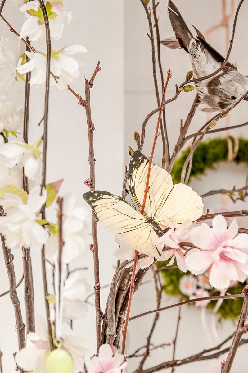 Frühlingsdeko mit Schmetterlingen und Vögeln.