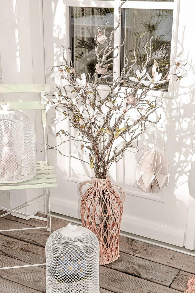 Zweige und Blumen für eine natürliche Osterdekoration.