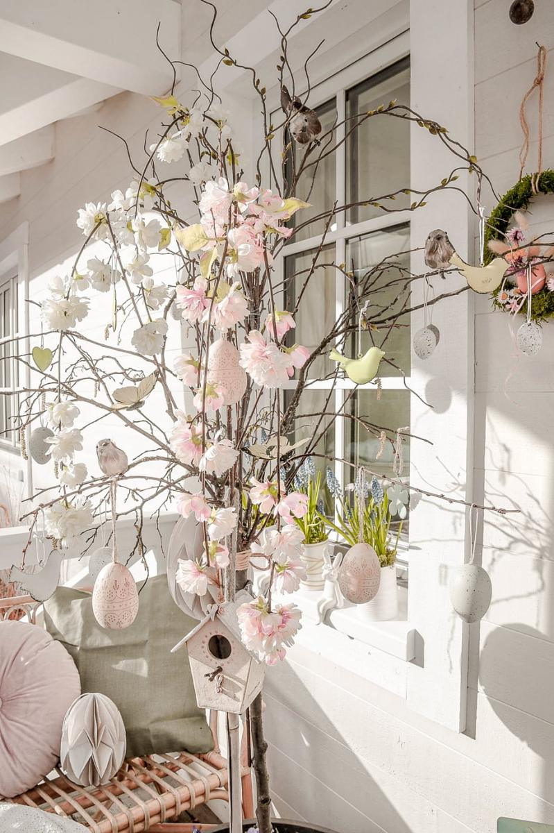 Frühlingsdeko mit künstlichen Pflanzen.