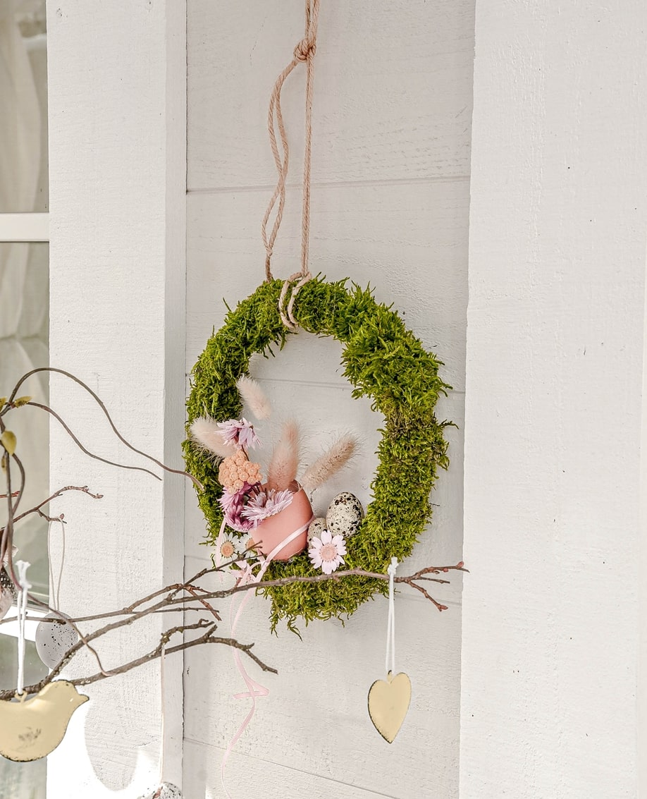 Frühlingskranz aus Moos und Trockenblumen.