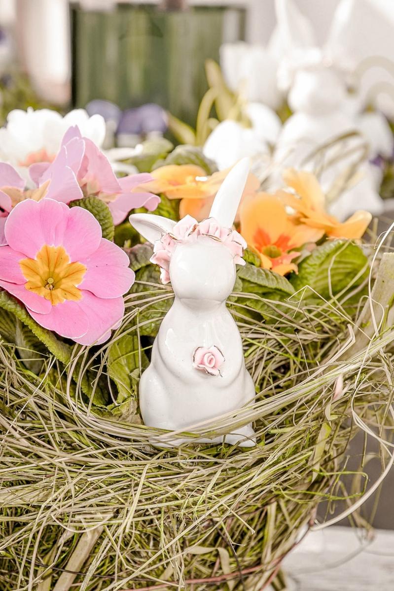 Osterhase mit Blumenkranz.