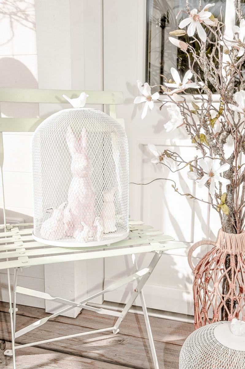 Dekoglocke mit Osterhasen.