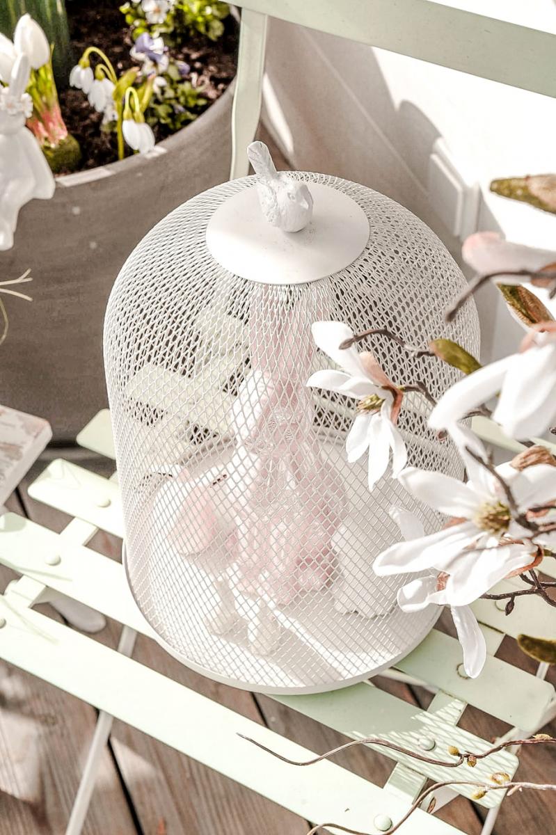 Osterdeko mit nostalgischem Charme: Dekoglocke mit Osterhasen.