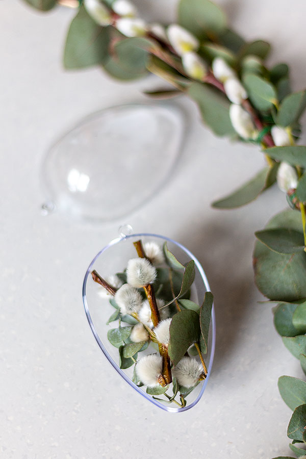 Anhänger Ei mit Eukalyptus und Weidenkätzchen befüllen