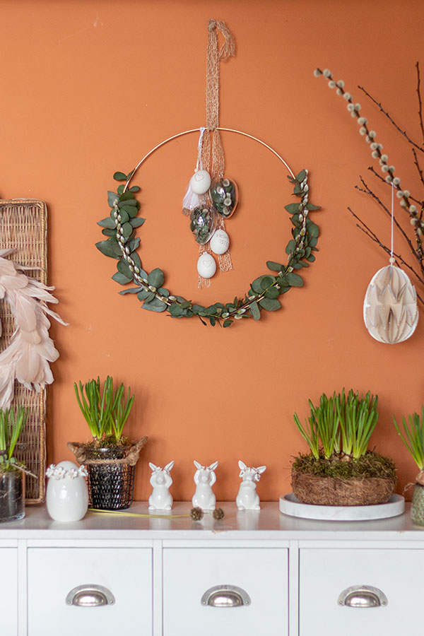 DIY Osterkranz zum Hängen mit Eukalyptus, Weidenkätzchen und Dekoeiern