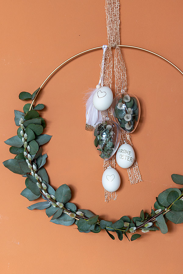DIY Osterkranz zum Hängen mit Weidenkätzchen und Eukalyptus