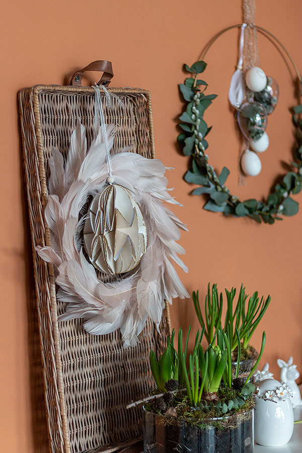 Osterdeko mit DIY Osterkranz zum Hängen, Federkranz und Frühlingsblühern