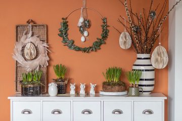 Osterdeko mit DIY Osterkranz zum Hängen, Frühlingsblühern, Zweigen und Federkranz