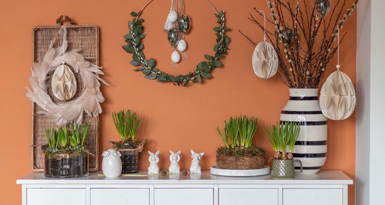 Osterdeko mit DIY Osterkranz zum Hängen, Frühlingsblühern, Zweigen und Federkranz