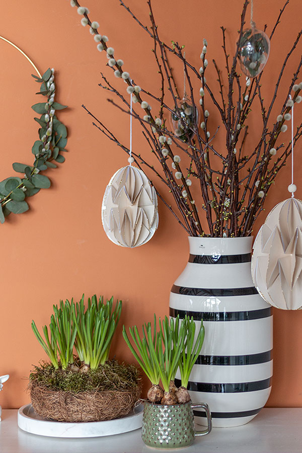 Osterdeko mit DIY Osterkranz zum Hängen und Zweigen mit Osteranhängern