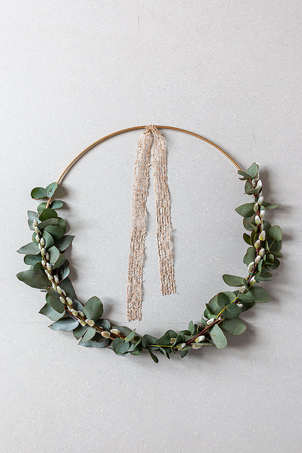 Spitzenband oben am Metallring festknoten