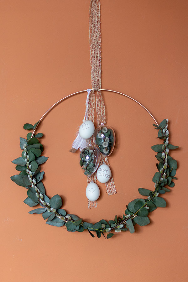 Zum Aufhängen des DIY Osterkranzes ein weiteres Spitzenband am Metallring befestigen