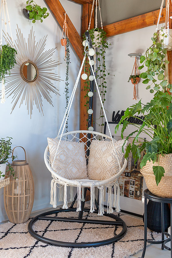 Gemütlichkeit mit dem Urban Jungle Look und Makramee-Hängesitz