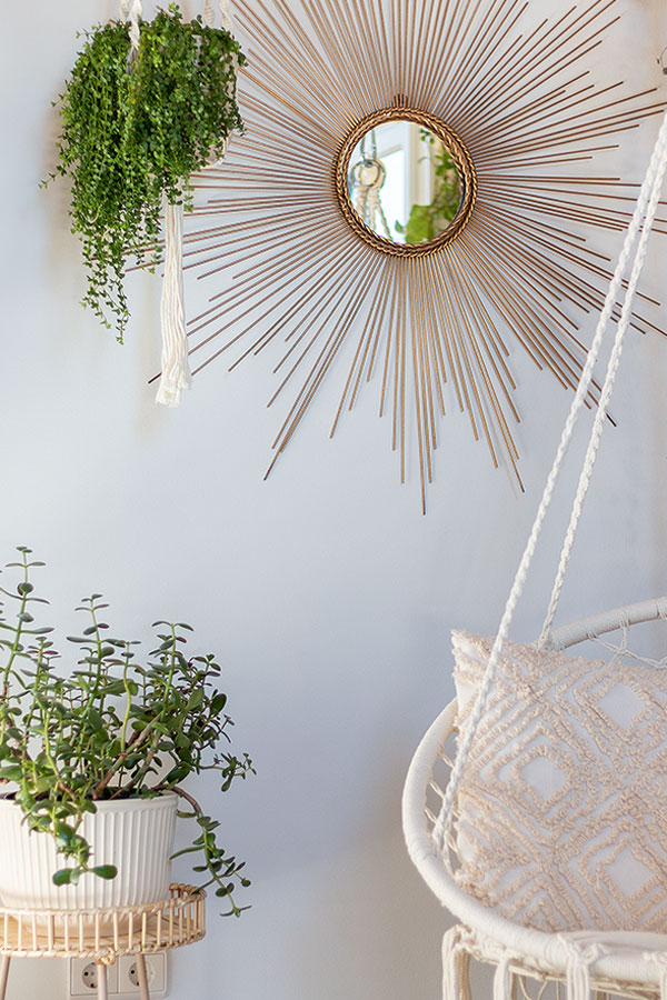 Urban Jungle Look mit Makramee Hängesitz, Sonnenspiegel und Hängepflanzen