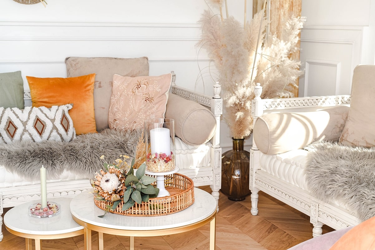 Naturmaterialien und Pampasgras für einen natürlichen Boho-Look.