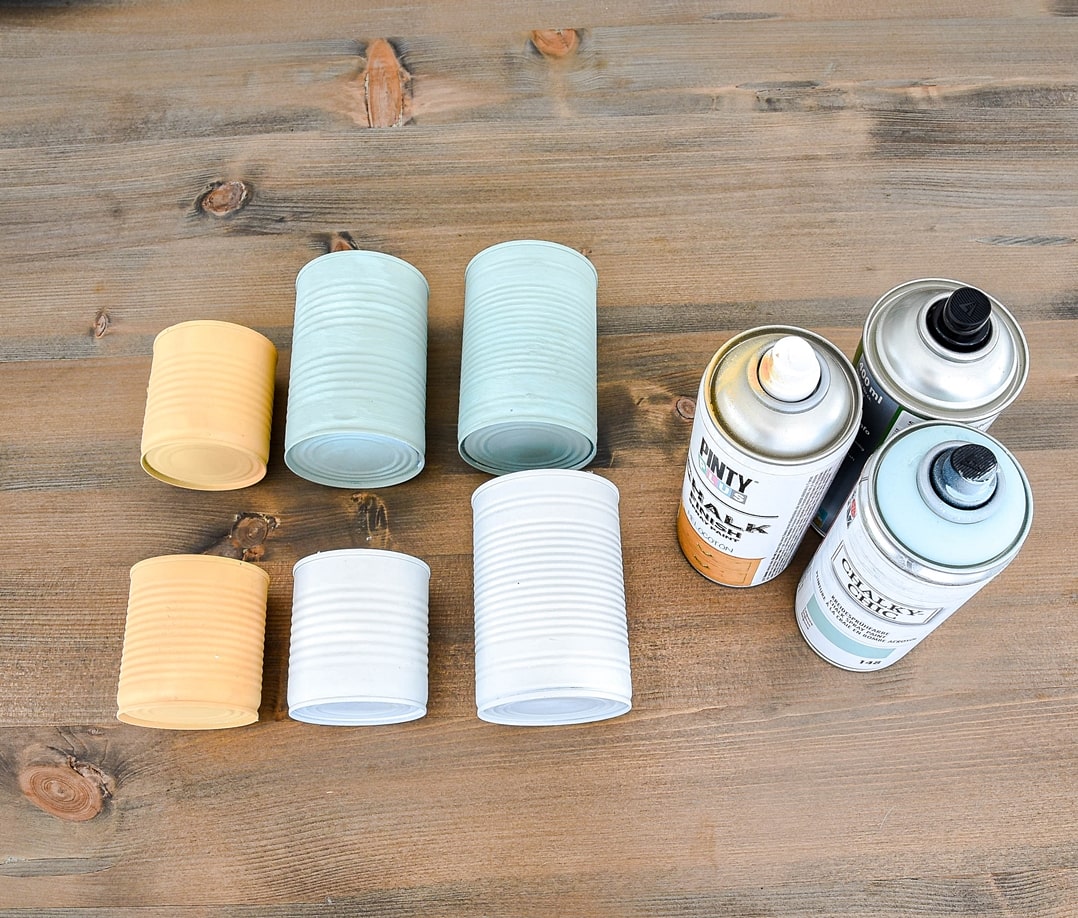 Dosen mit Kreidefarbe lackieren.