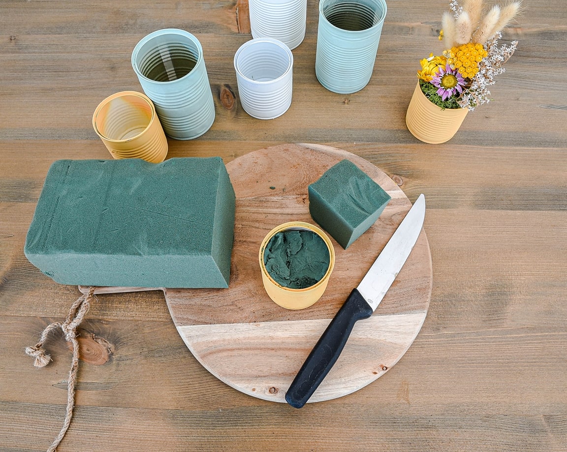 Steckschaum zuschneiden.