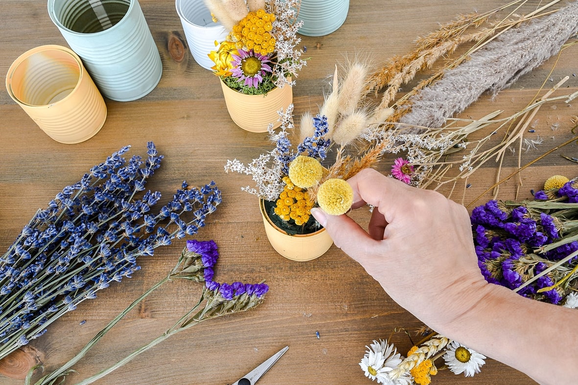 Dosen mit Trockenblumen