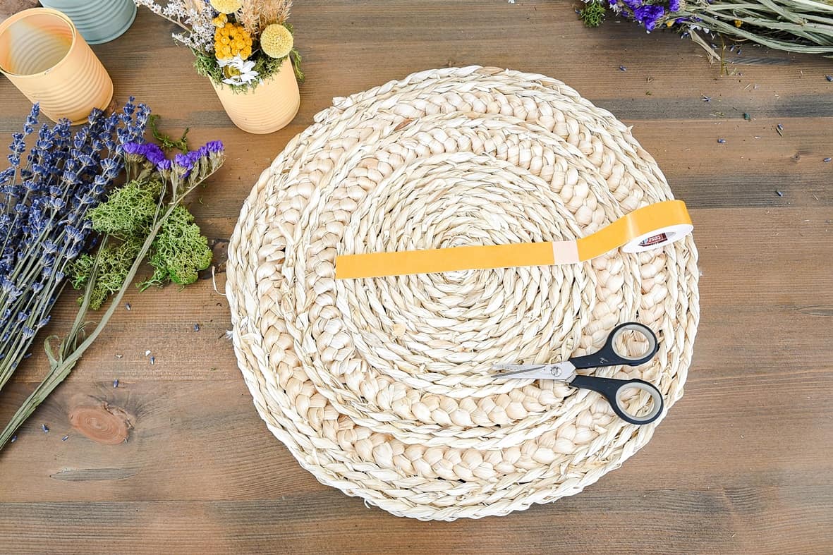 Tischset mit Montageklebeband fixieren