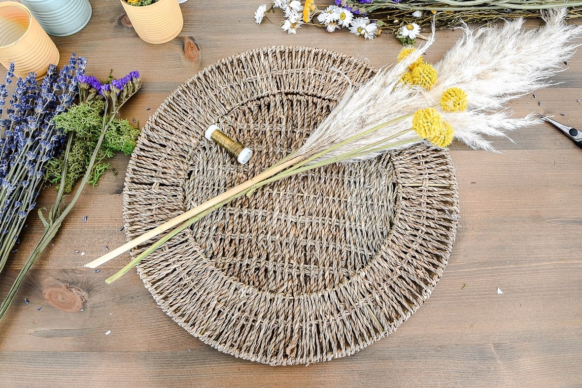 Tischset mit Pampasgras dekorieren.