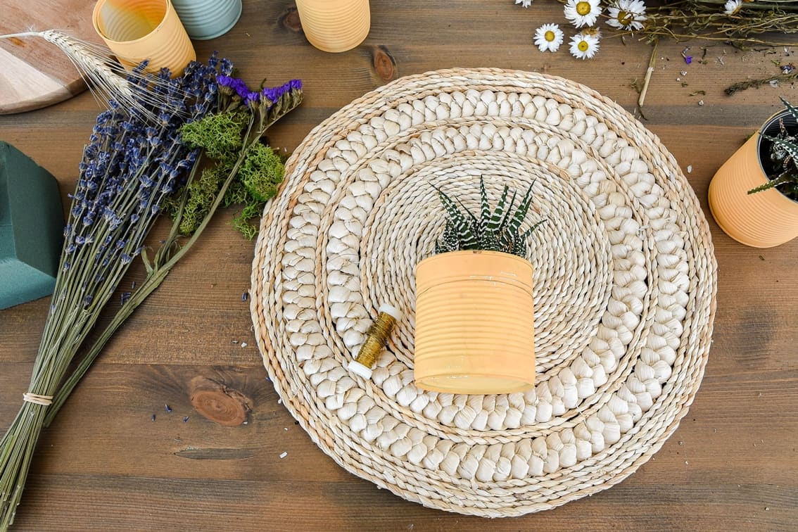 Dose mit Sukkulenten auf Tischset befestigen.